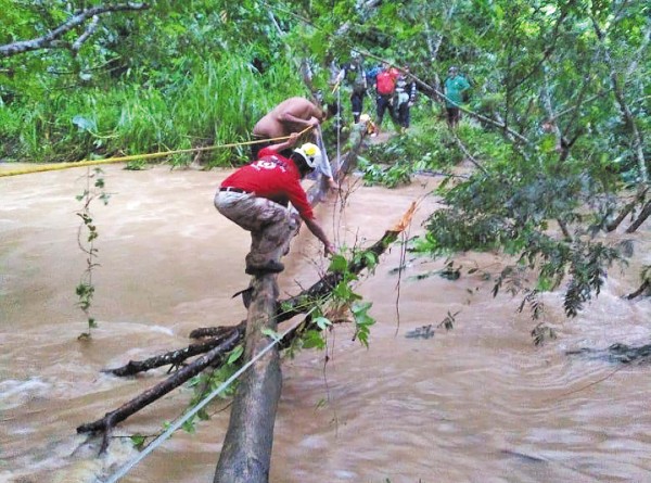 La lluvia ‘atrapa’ a pilotos de rally en Huimanguillo - El Heraldo de México
