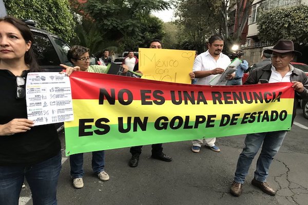 Un grupo de manifestantes está a las afueras de la Embajada de Bolivia en México. Foto: Israel Lorenzana