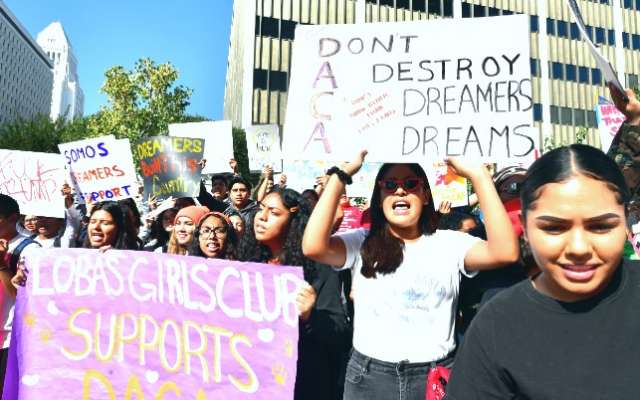 CALIFORNIA. Los jóvenes estudiantes en EU protestaron ayer contra la anulación del DACA. Foto: AFP