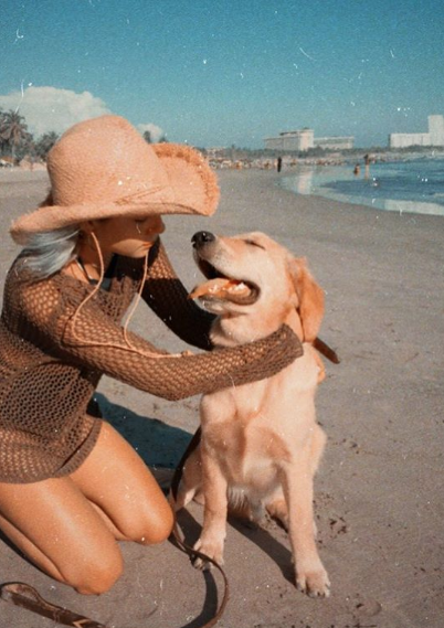 En la playa, con su perro Marcelo. Foto: camilaaraiza