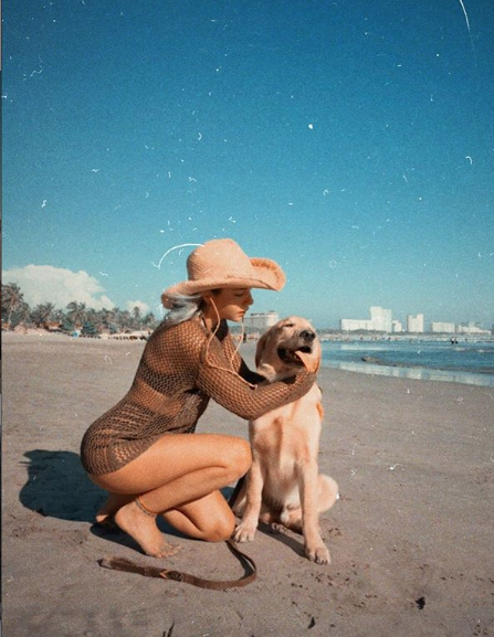 En la playa, con su perro Marcelo. Foto: camilaaraiza