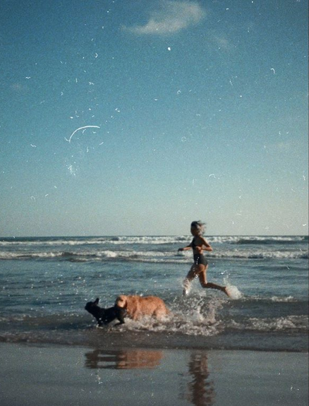 En la playa, con su perro Marcelo. Foto: camilaaraiza