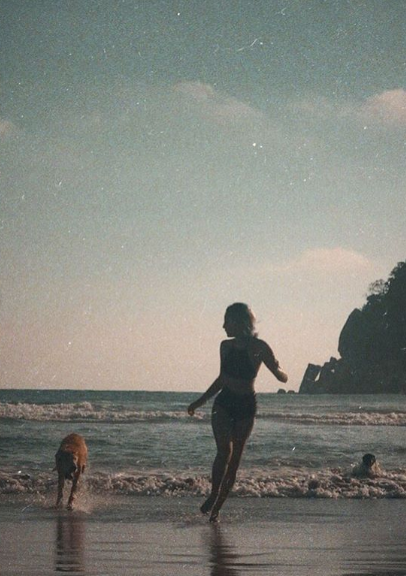 En la playa, con su perro Marcelo. Foto: camilaaraiza