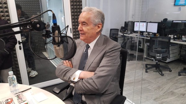 Alfonso Zárate en la cabina de el Heraldo Radio.
FOTO: ESPECIAL