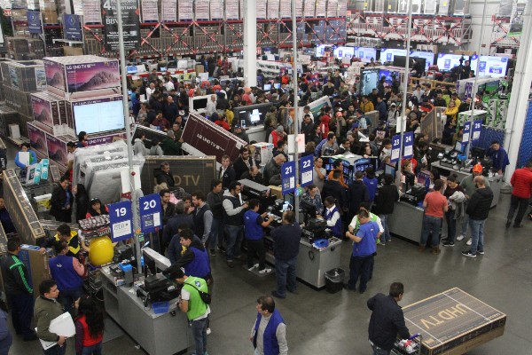 Decenas de personas acudieron al primer minuto de las compras del ya tradicional