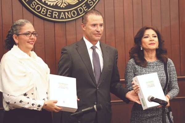 CONGRESO. El mandatario sinaloense lo entregó personalmente. Foto: Especial