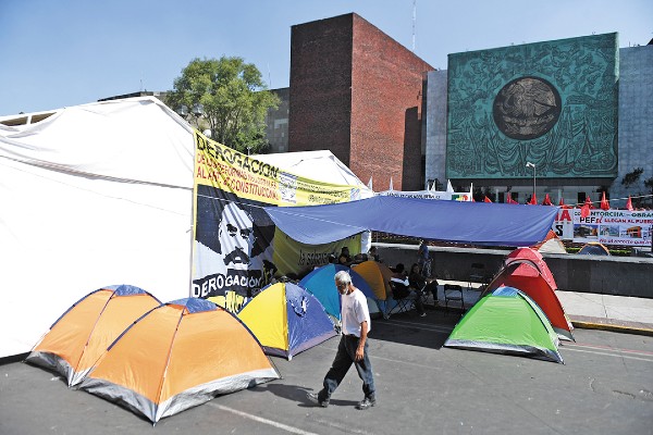RECURSOS. Trabajadores del campo mantienen un bloqueo afuera de la Cámara de Diputados. Foto: Leslie Pérez
