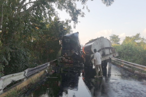 Camión de pasajeros choca contra pipa en Tenosique, Tabasco; hay un muerto y 14 heridos - El Heraldo de México