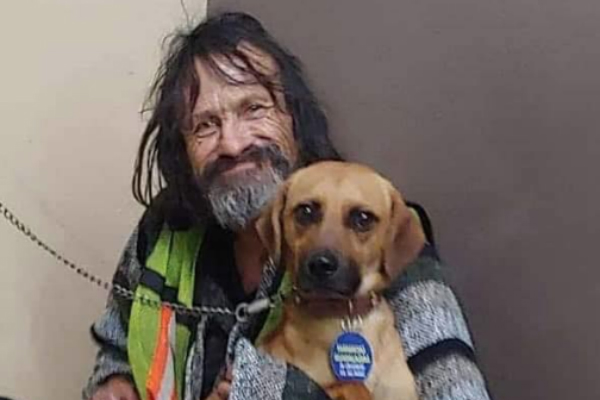 “Es el único amigo que tengo”; indigente llora la muerte de su perrito atropellado: FOTOS