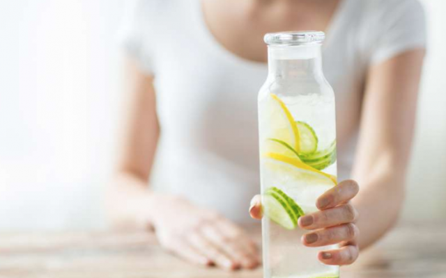 Bajar de peso con agua y limon Bajar de peso con agua y limon