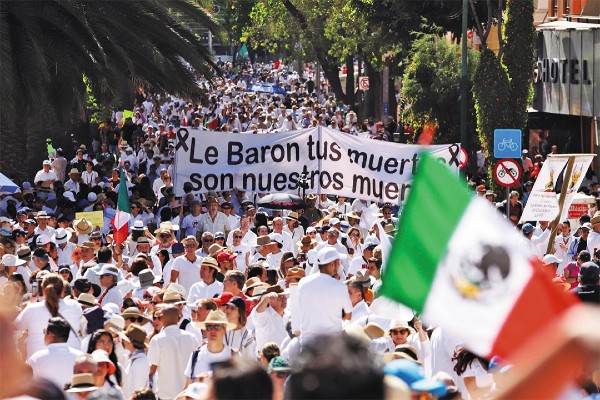 RECHAZAN DIVISIÓN.. Los manifestantes, vestidos de blanco, demandaron resultados y llamaron al Presidente a dejar de lado los discursos que polarizan al país. “¡Ni fifís, ni chairos, somos mexicanos!”, entre las consignas que se escucharon. Foto: Víctor Gahbler