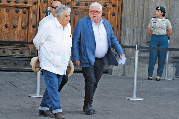 INSPIRACIÓN DE MUCHOS. El ex presidente de Uruguay José Mujica (de blanco) llegó desde temprano a la plancha del Zócalo. Fue el único invitado de otro país. Foto: Especial INSPIRACIÓN DE MUCHOS. El ex presidente de Uruguay José Mujica (de blanco) llegó desde temprano a la plancha del Zócalo. Fue el único invitado de otro país. Foto: Especial