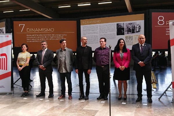 La exposición está integrada por una veintena de láminas en gran formato. Foto: Especial
