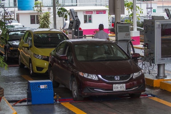A partir del 2 de julio del 2018 operan 57 Centro de Verificación Vehicular en la Ciudad de México, para certificar los casi cinco millones de vehículos registrados en la capital del país.
FOTO: ISAAC ESQUIVEL /CUARTOSCURO.COM