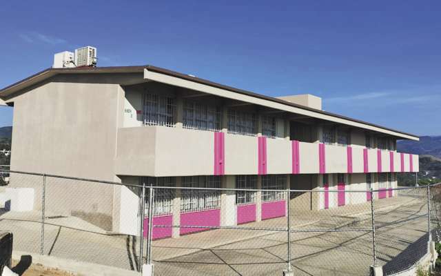 AULAS, PRIORIDAD. El gobernador inauguró la primaria Juan Escutia, que fue reconstruida totalmente. Foto: Especial