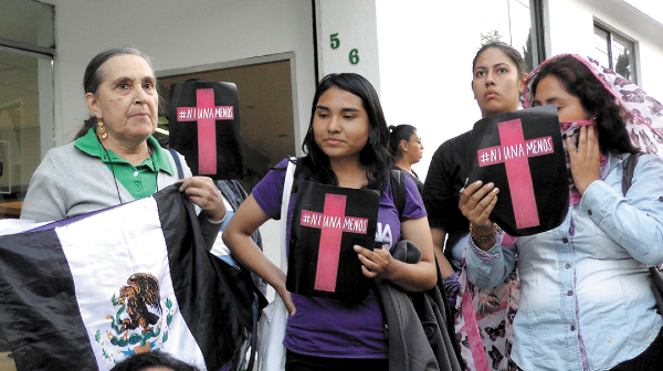 UNIDAS EN LA CAUSA. Un grupo de mujeres víctimas de la violencia acudió a las instalaciones de la Procuraduría General de Justicia. Fotos: Teresa López y Lizeth Gómez
