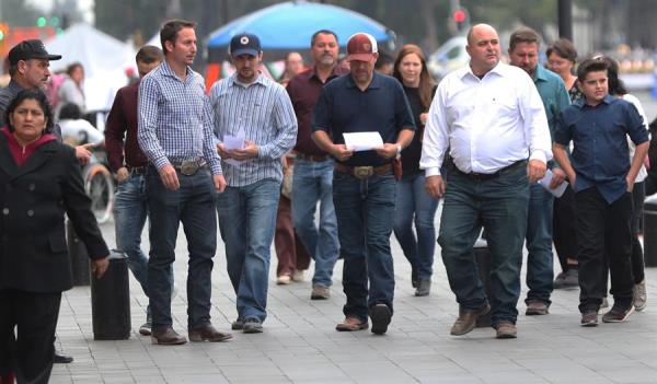 PIDEN LIBERTAD. Habitantes de Janos,
Chihuahua, exigieron la
liberación de los tres hombres que fueron
arrestados por el caso. Foto: EFE