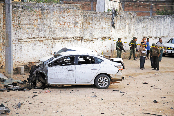 TERROR. En abril, un grupo criminal explotó un auto frente a una comandancia rural en Acapulco. Foto: Cuartoscuro