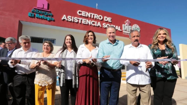 DATO. Ordaz Coppel cortó el listón junto con su esposa. Foto: Especial