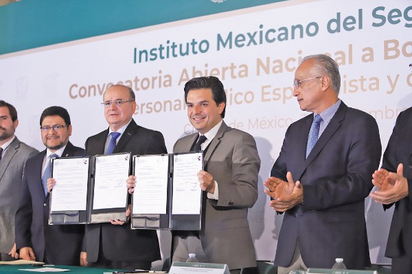 ANUNCIO. Zoé Robledo, director del IMSS,
anunció nuevas contrataciones para 2020. Foto: Víctor Gahbler