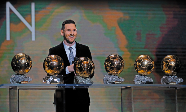 FELICIDAD. Lionel Messi
posa con los trofeos de 2009, 2010, 2011, 2012, 2015 y 2019. Foto: AP