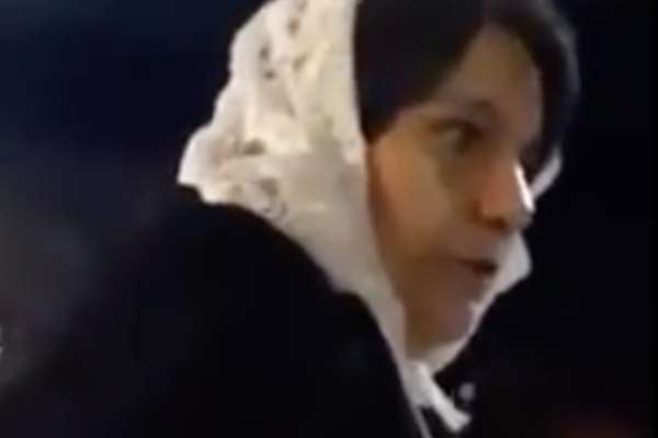 La mujer sugiere que los pequeños se pongan a iluminar (pintar). FOTO: Especial
