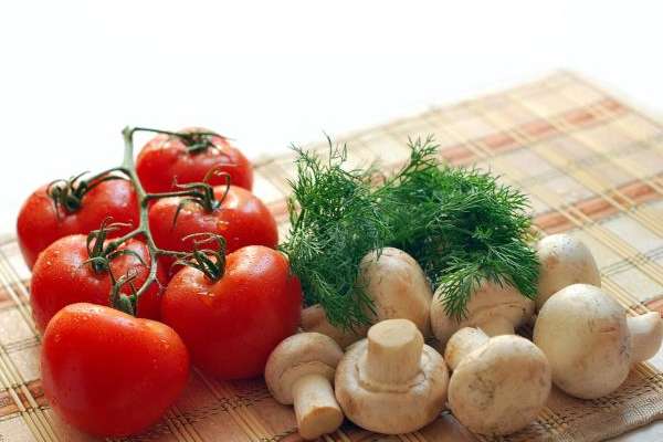 Las personas que llevan esta dieta, utilizan los ingredientes completos, sin eliminar piel ni huesos. Foto: Especial