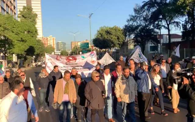 manifestacion-cdmx-metrobus-bloqueo-trabajadores-pemex