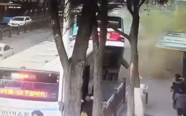 autobus-pasajeros-socavon-china-cayo-muertos