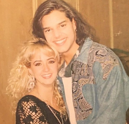 La conductora acompañada de Ricky Martin. FOTO: Especial