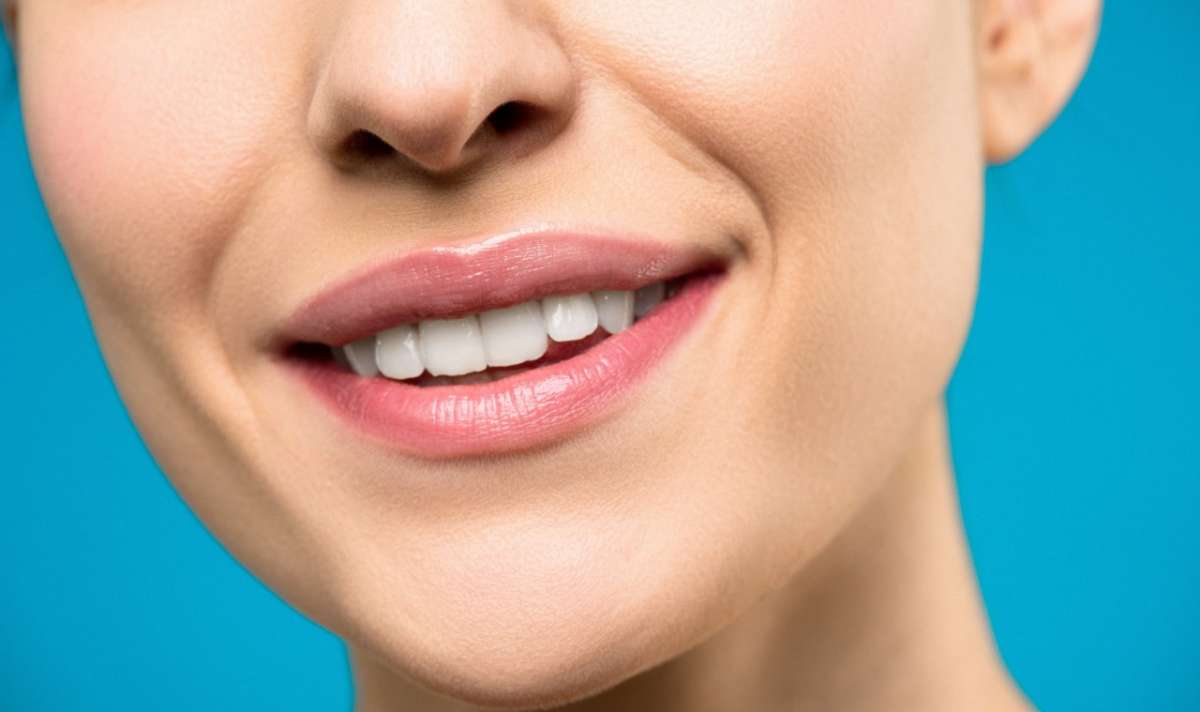 La imagen tiene un atributo ALT vacío; su nombre de archivo es close-up-photo-of-woman-with-pink-lipstick-smiling-3762402-1-1200x712.jpg
