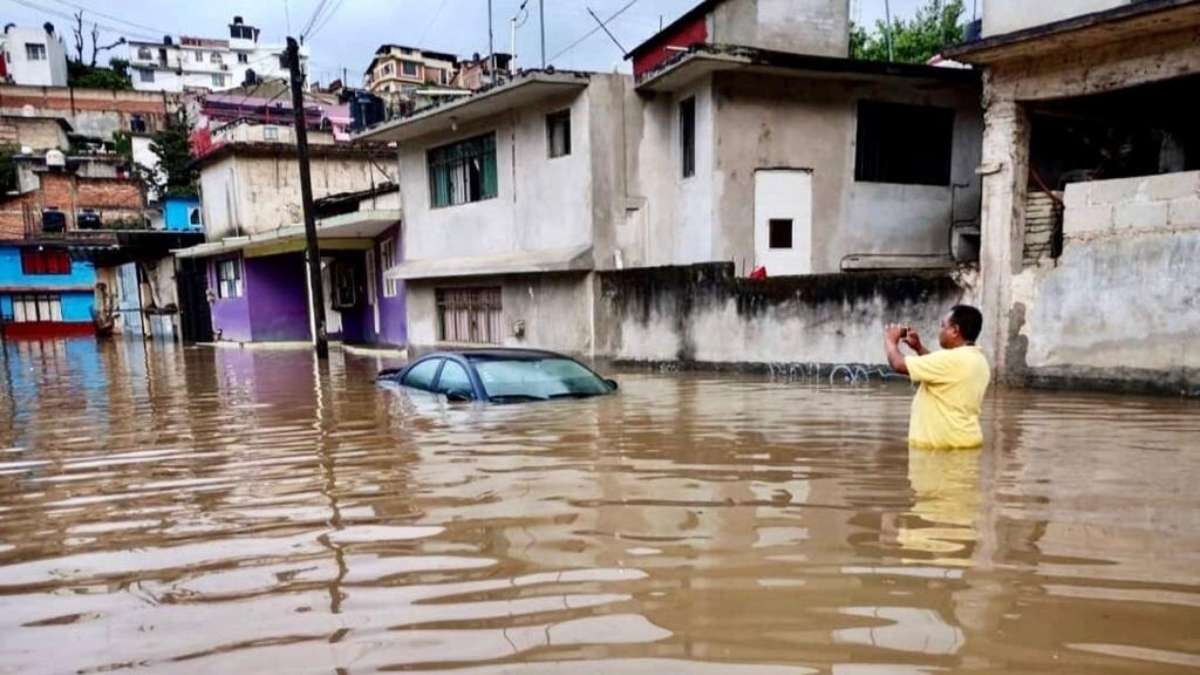 Hubo anegaciones en 50 colonias y en las principales avenidas, como Lázaro Cárdenas, donde quedaron varados algunos vehículos. Fotos: Especiales