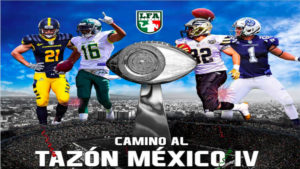 Cuatro jugadores de fútbol americano de pie junto a una copa