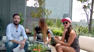 Tres personas sentadas en un sillón, un hombre y dos mujeres