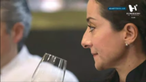 Jesús Díez en cocina con copas atrás