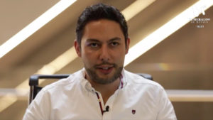 Armando Kassian en silla con escaleras de fondo
