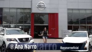 Ana Narro afuera de Nissan Zaragoza con dos carros a los lados