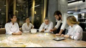 Chefs de GastroLab y Noso en mesa de restaurante