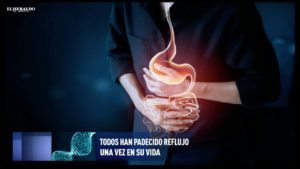 persona con manos en el estómago y reflejo del estómago