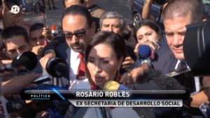 Rosario Robles en medio de periodistas para entrevista