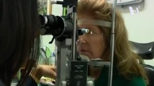Persona con oftalmólogo haciendo un estudio de los ojos